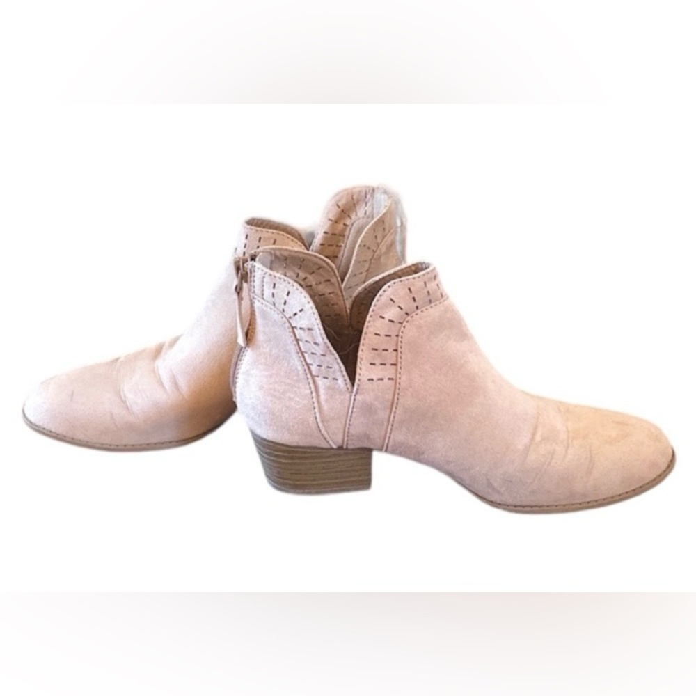 Arizona Jeans Co Memory Foam Cream Size 6 Western Desert Chic Suede Ankle Boots
